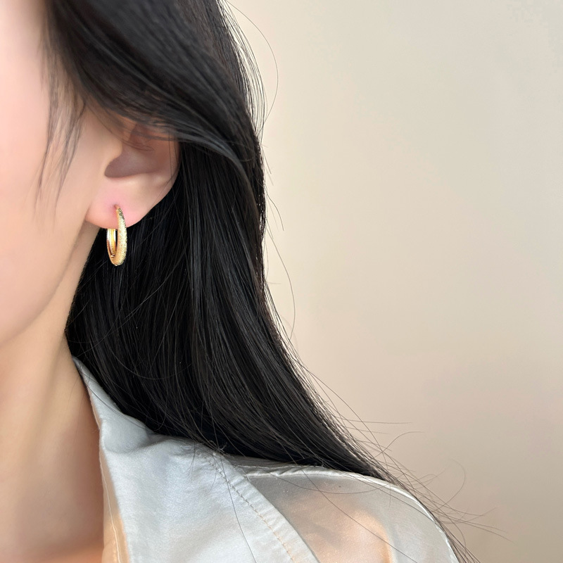 Gold and silver simple matte ear loops and ear buckles, 2025 new style exaggerated earrings, niche and unique, round face slimming earrings for women pic 15