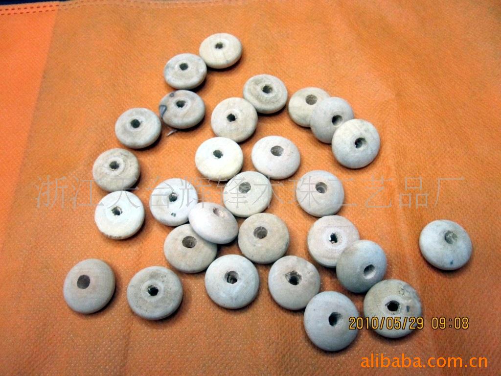 厂家直供应卡通纽扣木棒木纽扣木项链木圈木球木珠木夹子木挂件详情5