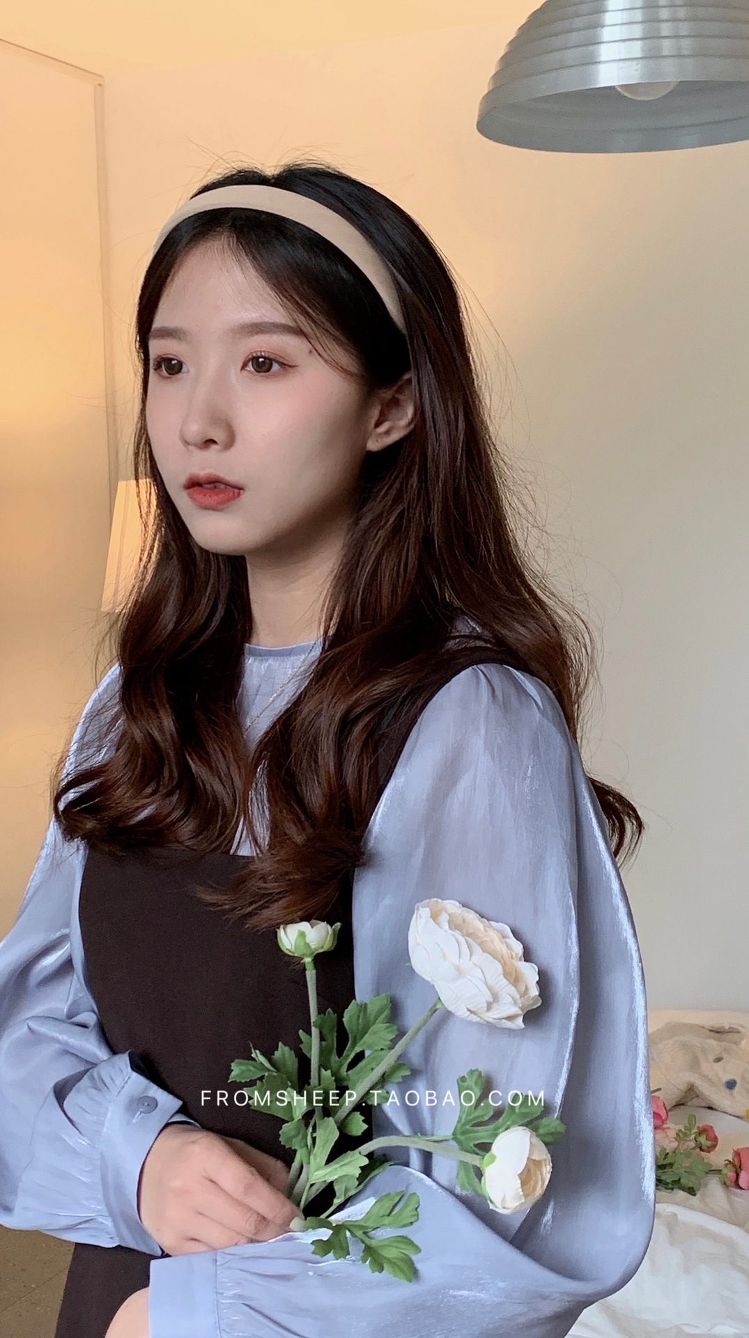 Korean-style hairbands for women in 2025 are trendy and versatile for going out. The headband is simple and elegant, and the hairpin is a popular online hair accessory with wide edges and a sweet look pic 39