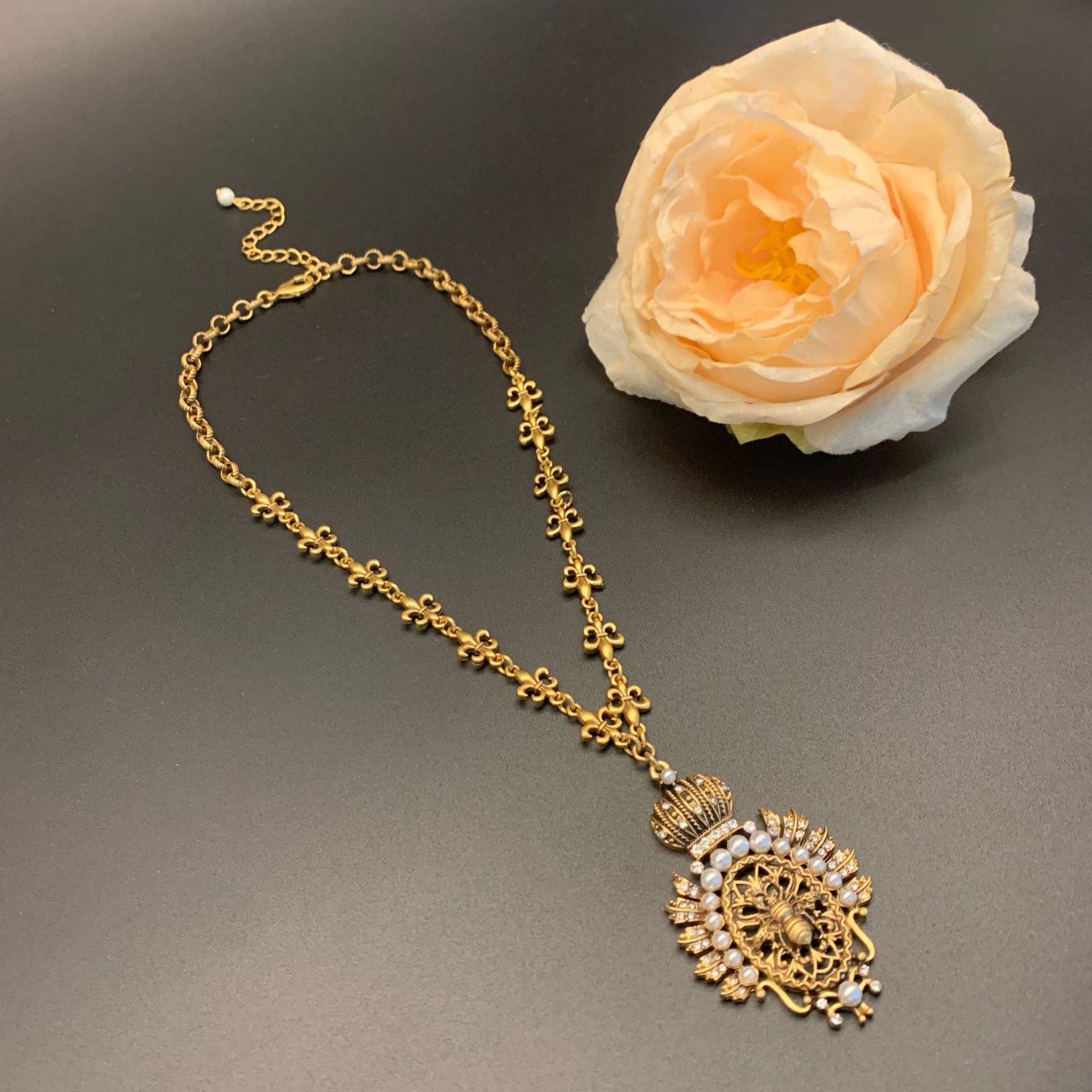 New vintage court-style distressed high-end jewelry set, necklaces, earrings, bee, elegant sweater, pendants, ear studs pic 5