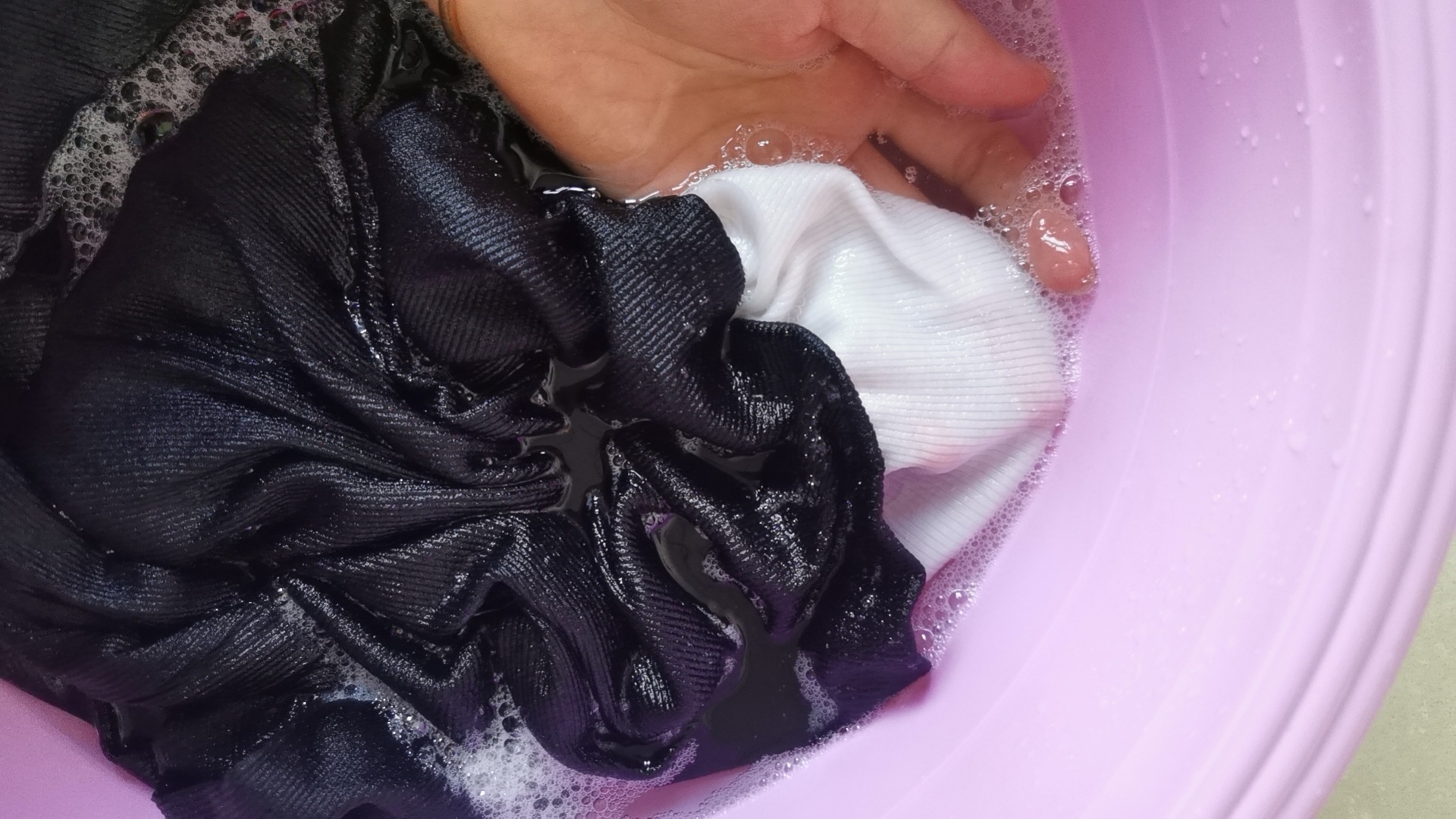 直播热卖原厂小排扣纯色显瘦长袖圆领黑白假两件T恤女秋冬打底衫详情3