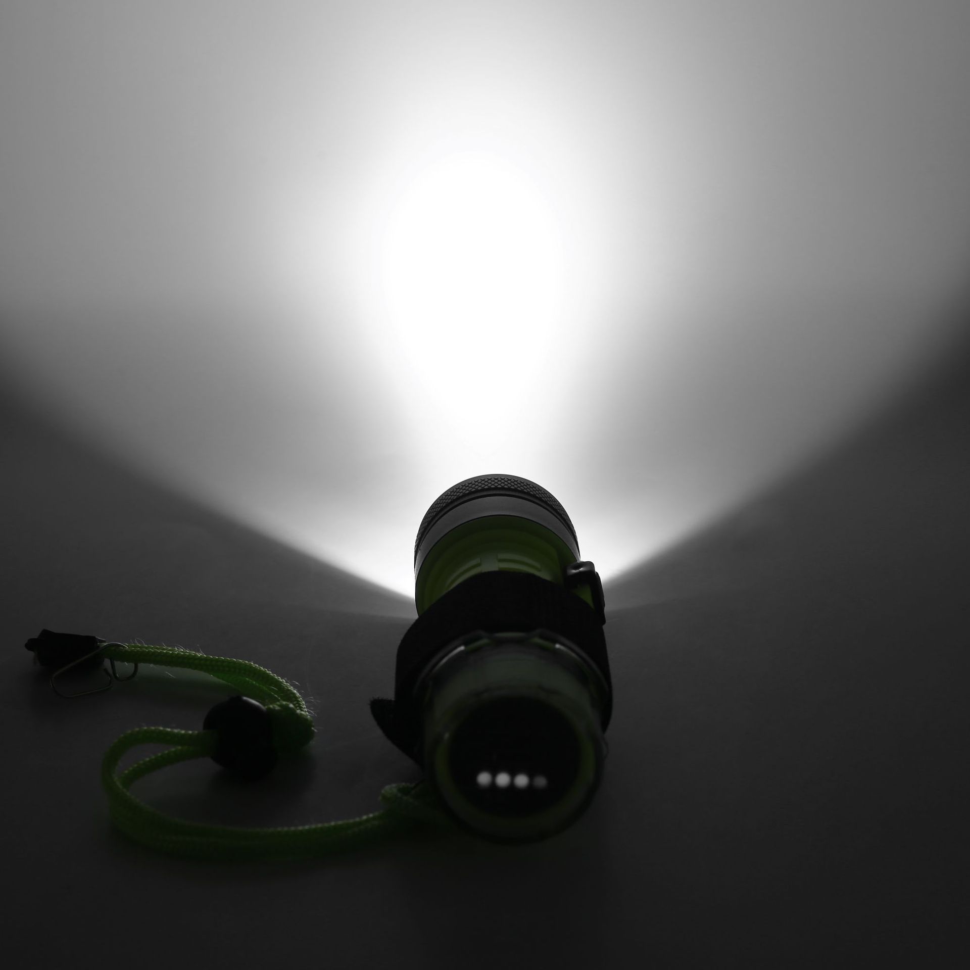 High-brightness flashlight for diving, waterproof and high-intensity long-range illumination, diving flashlight pic 6