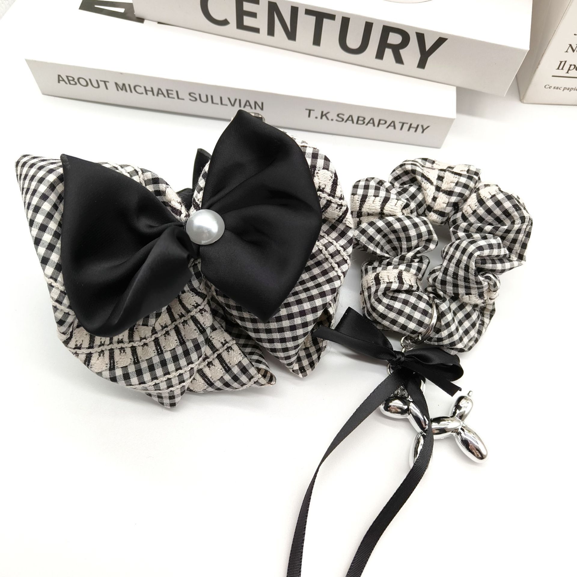 Korean-style large intestine circle, versatile and stylish hair band, retro and elegant chanel-style hair tie, 2025 new style hair tie, leather band hair accessory pic 4