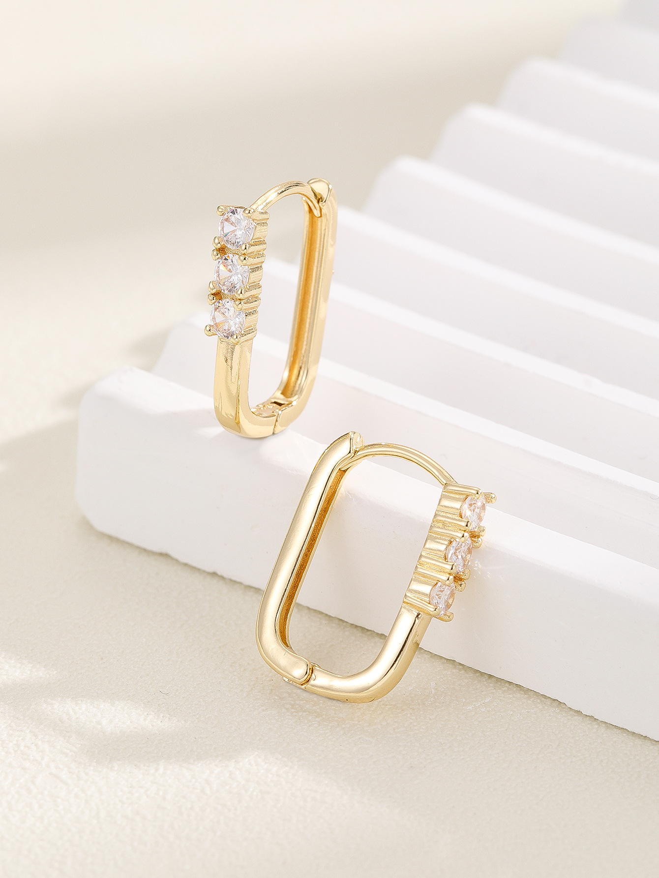 The oval U-shaped diamond-encrusted zircon ear loops and stud accessories that are popular on Instagram in Japan and South Korea, as well as the cold style ear rings and earrings that are selling well in Europe and America pic 2