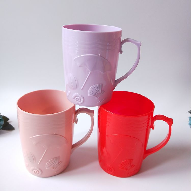 1-yuan store wholesale of plastic cups, drinking cups, colored engraved water cups and brushing cups pic 4