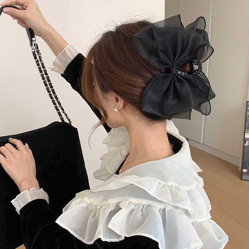 The princess on the run wears a black double-sided large bow hairpin, a shark clip, and a high-end hairpin at the back of her head pic 15