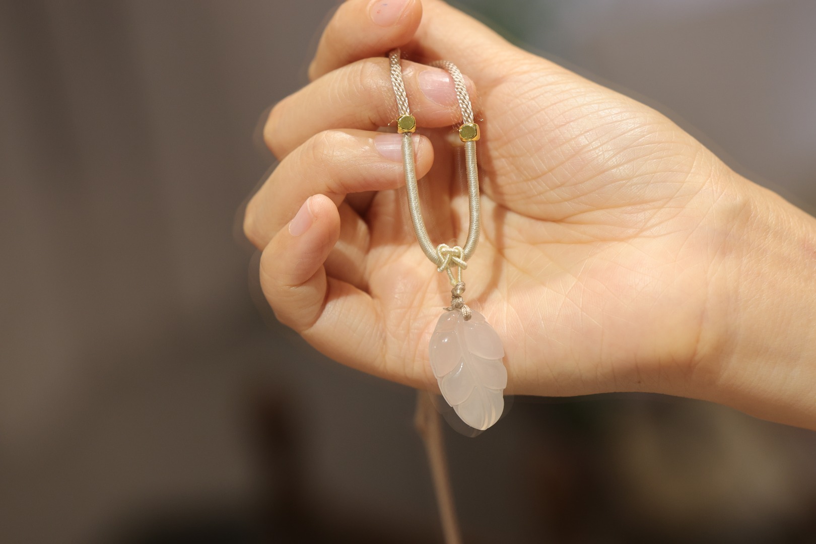 Natural ice-white chalcedony agate leaf pendant for women, golden branch and jade leaf pendant, one leaf Famous necklace, new Chinese-style gift pic 4