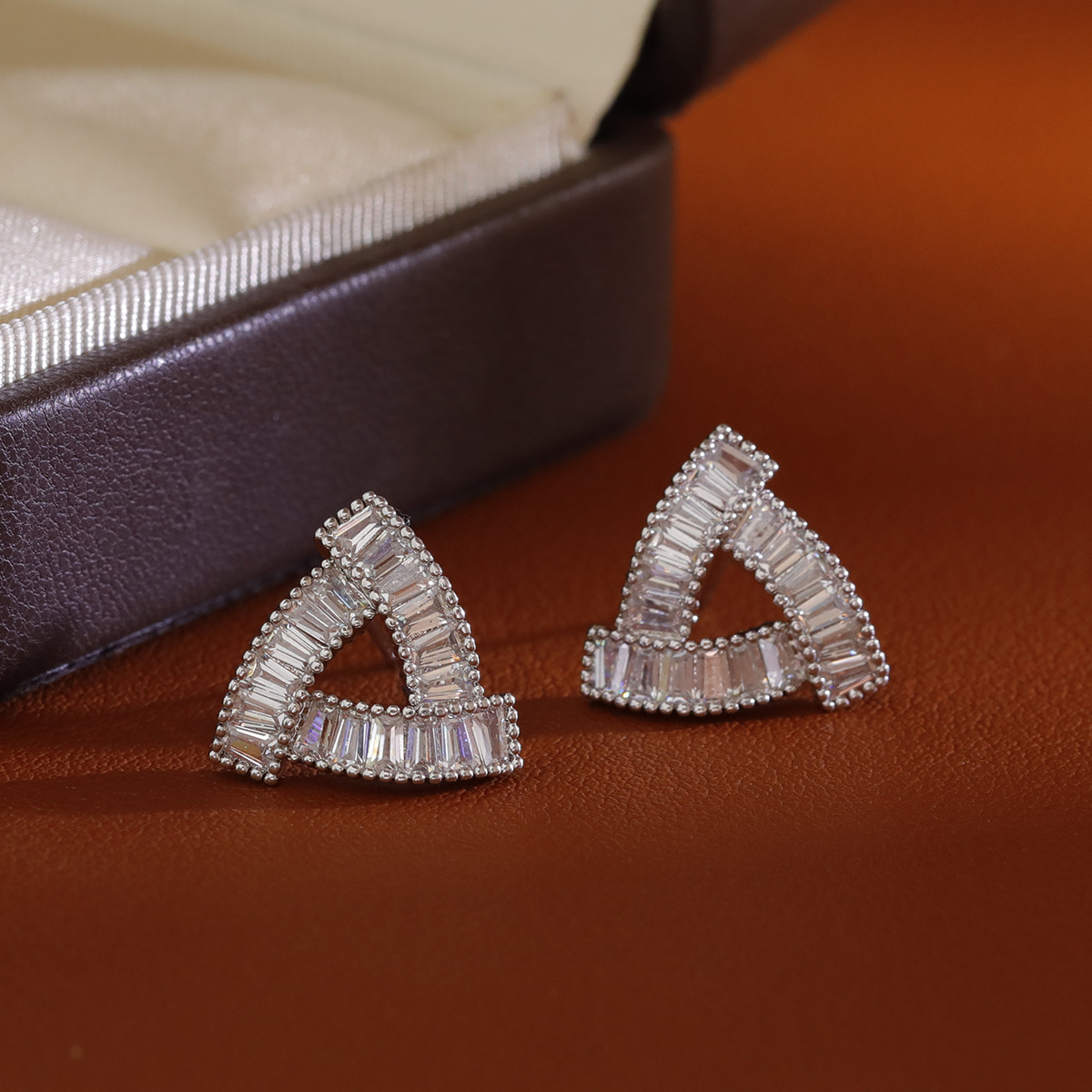 Hyacinth Super Flash Zircon hollowed-out triangular stud earrings are a light luxury and niche design for women, exuding a sense of sophistication and sophistication for commuting. They are exquisite and versatile earrings pic 4