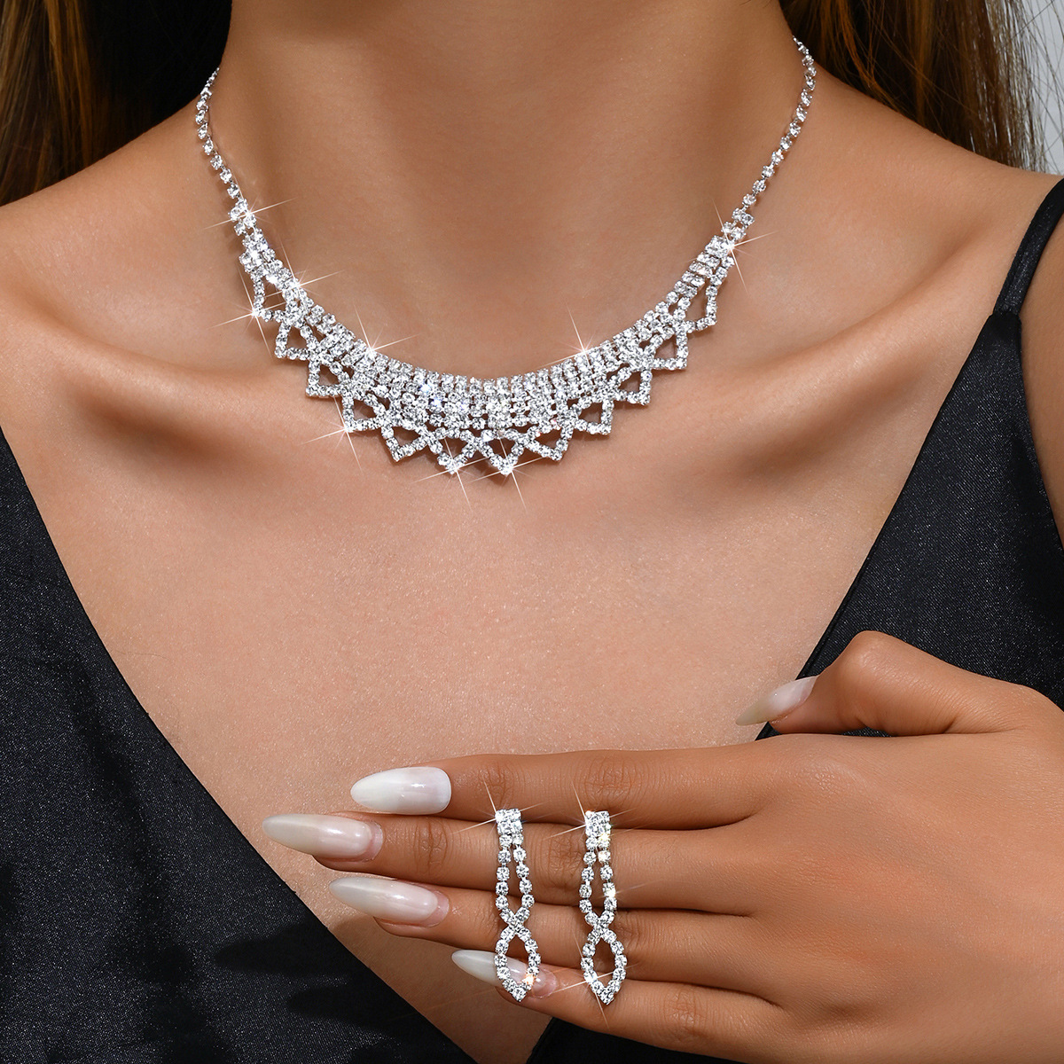 European and American light luxury high-end jewelry set necklace, niche lightning shaped collarbone chain, fashionable and versatile accessories wholesale pic 4