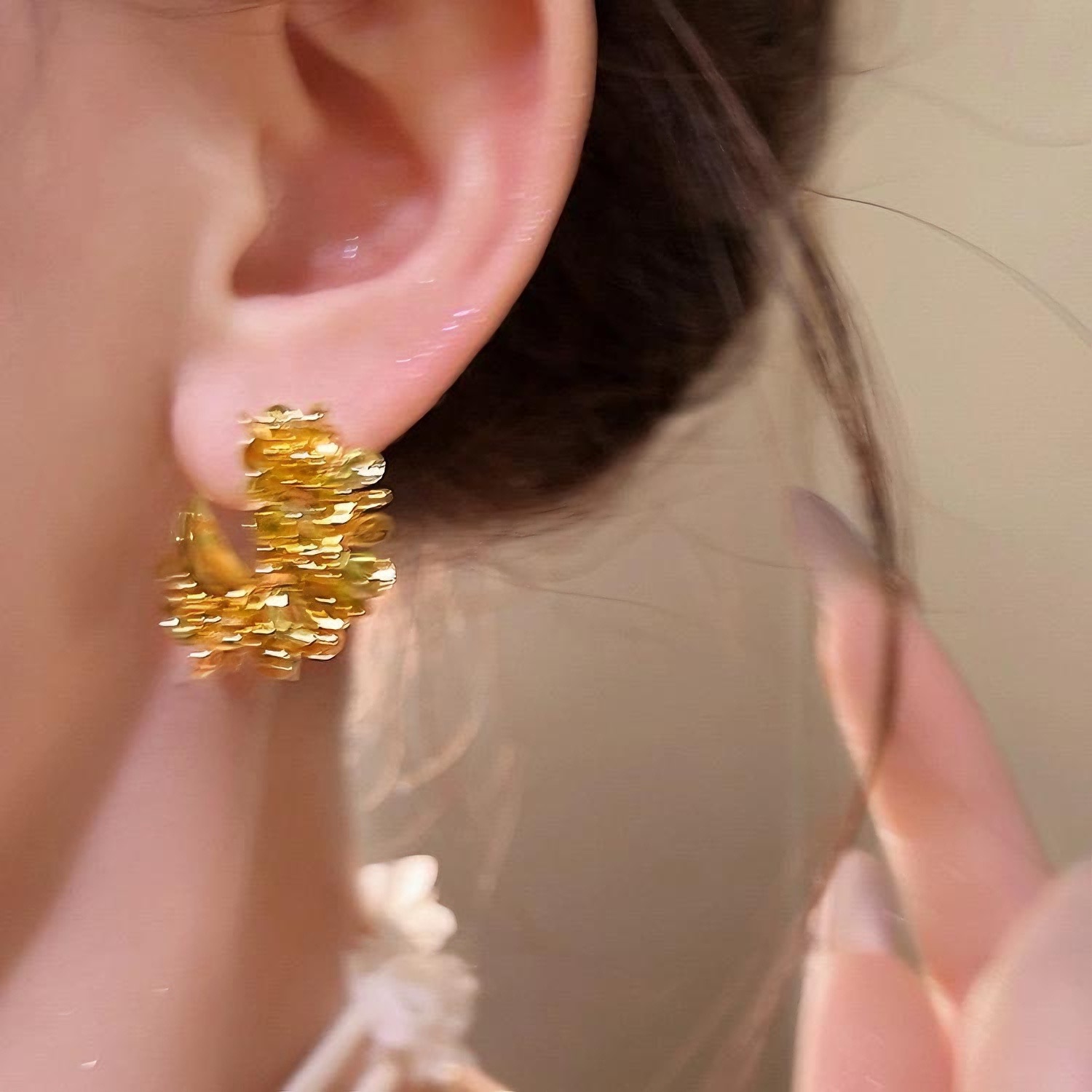 A variety of golden flower C-shaped earrings, a new bestseller for women in 2025, with a high-end feel and retro charm pic 7