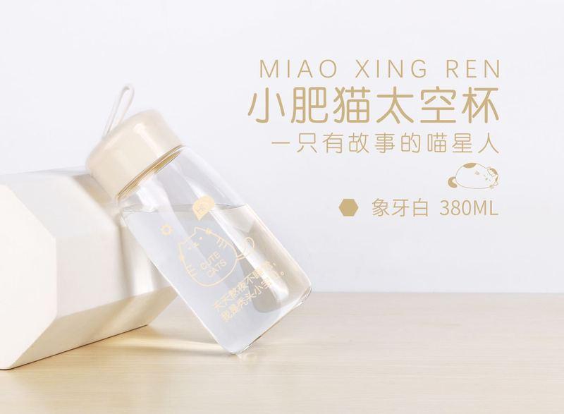 Binking nuevo venta directa de fábrica transparente de dibujos animados de color con la mano taza de plástico deporte simple para hombres y mujeres estudiantes copa espacio pic 8