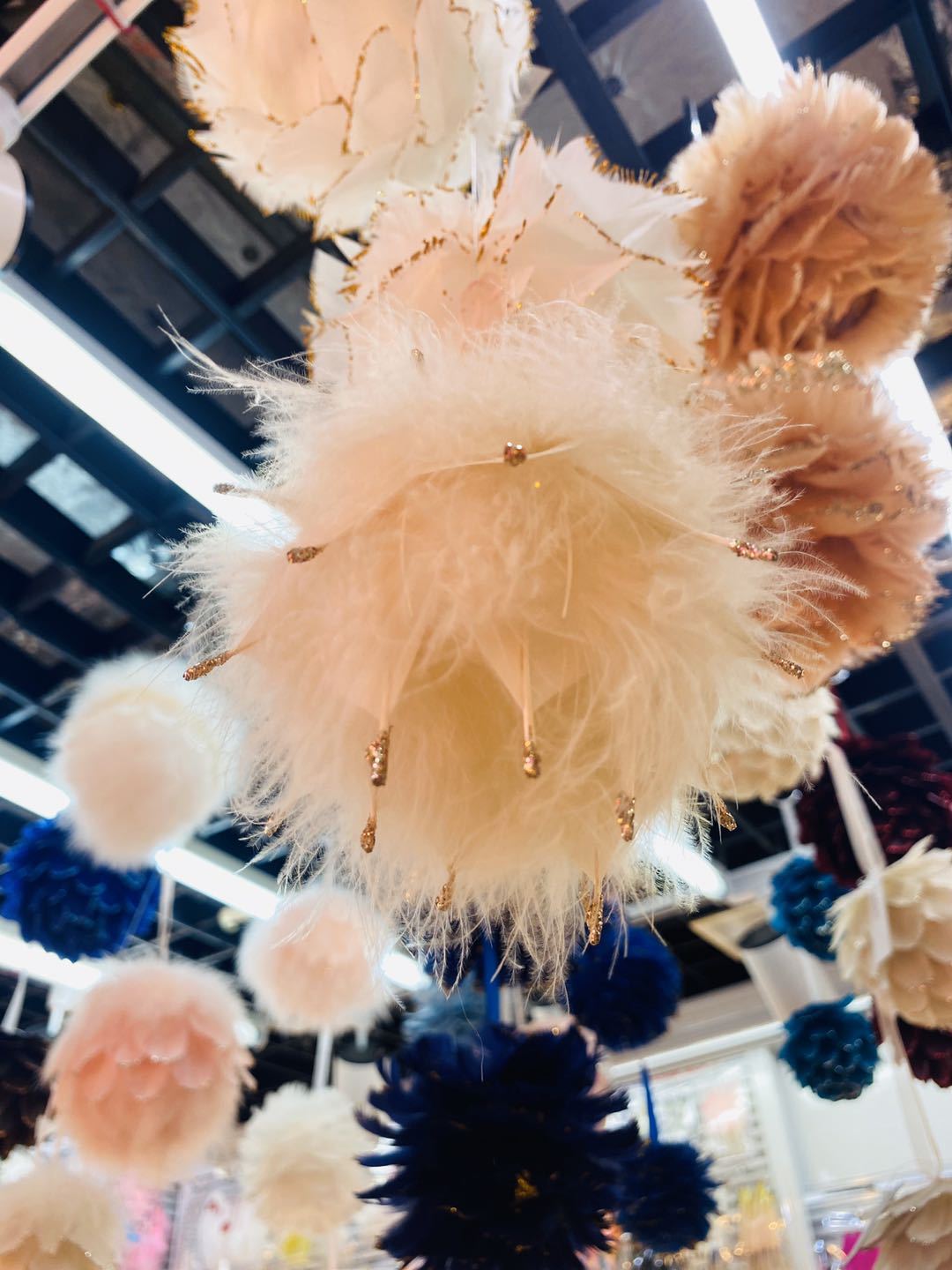 Factory wholesale of colorful goose feathers, Turkey feathers, decorative balls, home lighting fixtures, DIY handcrafted decorative pendants pic 3