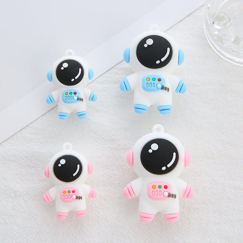 Three-dimensional astronaut keychain, cartoon astronaut pendant, popular key chain, circle promotion, small gift, doll pendant pic 9
