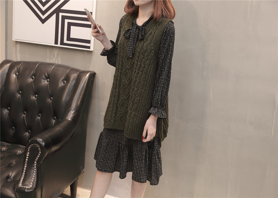 A new and stylish spring outfit for plus-size women, featuring a loose sweater, tank top and skirt that accentuates your figure pic 26