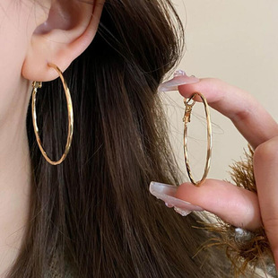 Gold and silver simple matte ear loops and ear buckles, 2025 new style exaggerated earrings, niche and unique, round face slimming earrings for women pic 29