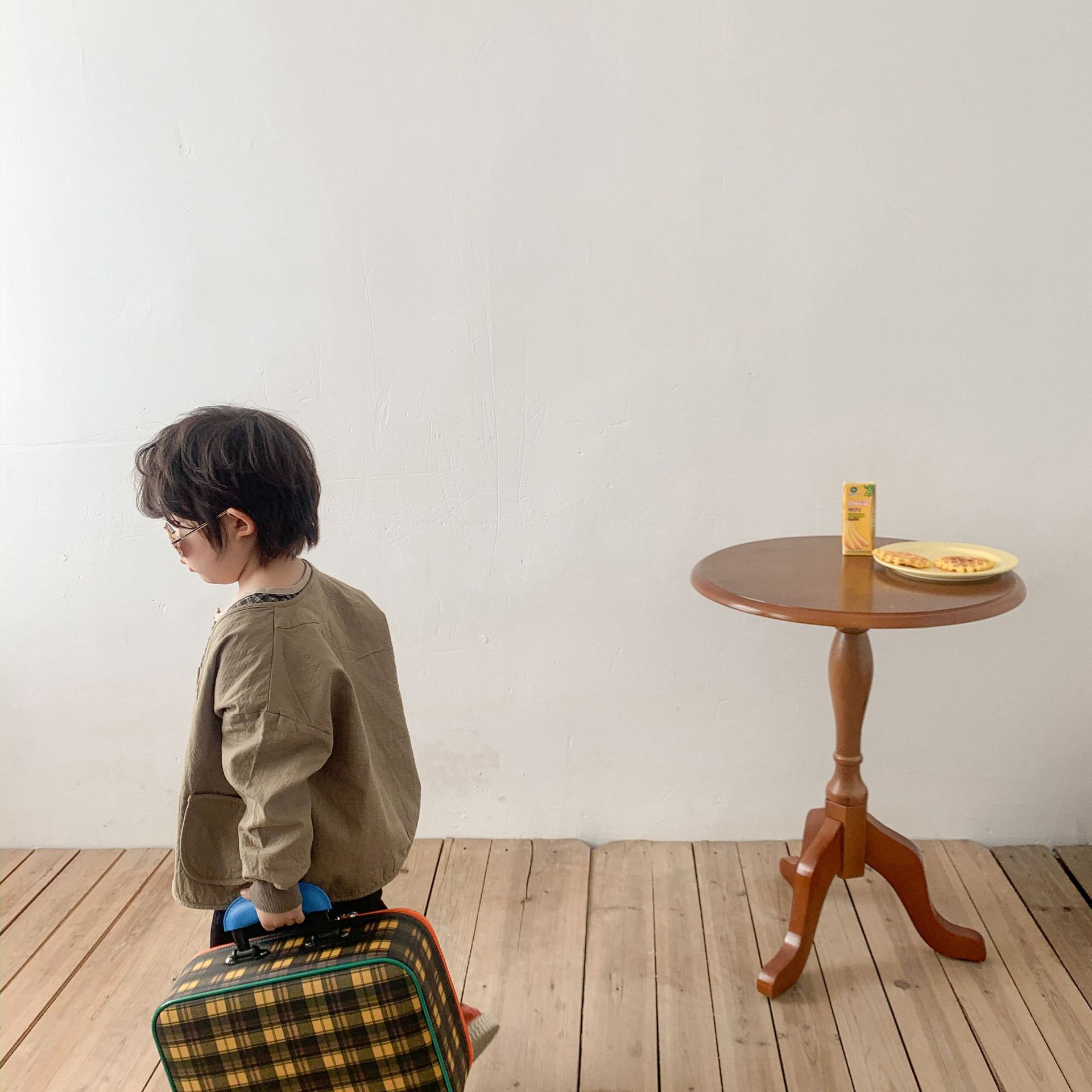 For the Spring and autumn of 2024, solid-color short jackets for children, a literary style for both boys and girls, and a small cardigan with a Japanese style as outerwear are all trendy pic 25