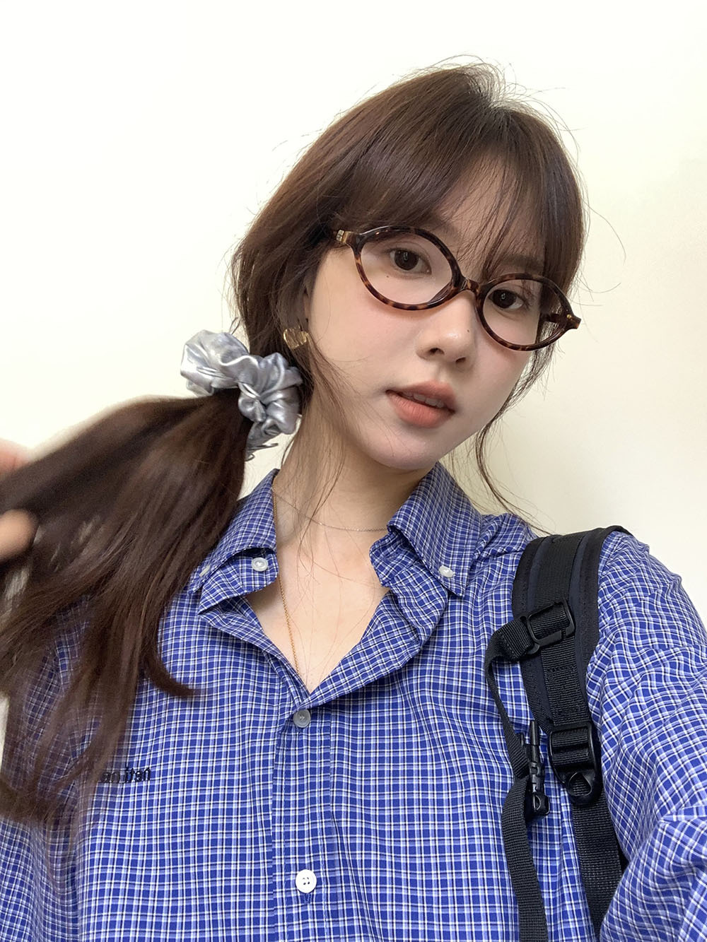 A real photo of a woman wearing a retro, fair-skinned, blue checkered, simple letter-embroidered single-breasted long-sleeved shirt on Korean Instagram in autumn pic 8