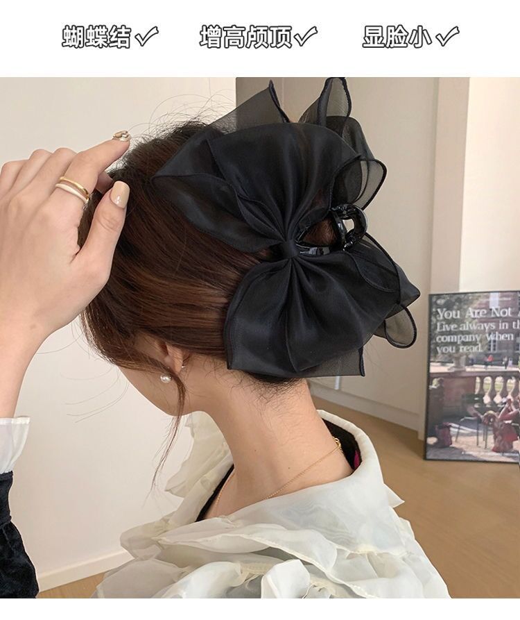 The princess on the run wears a black double-sided large bow hairpin, a shark clip, and a high-end hairpin at the back of her head pic 3