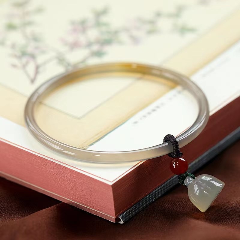 Natural chalcedony jingle bracelet, simple and elegant beauty bracelet for young girls, gold-swallowing beast pendant, fine bracelet manufacturer wholesale pic 20