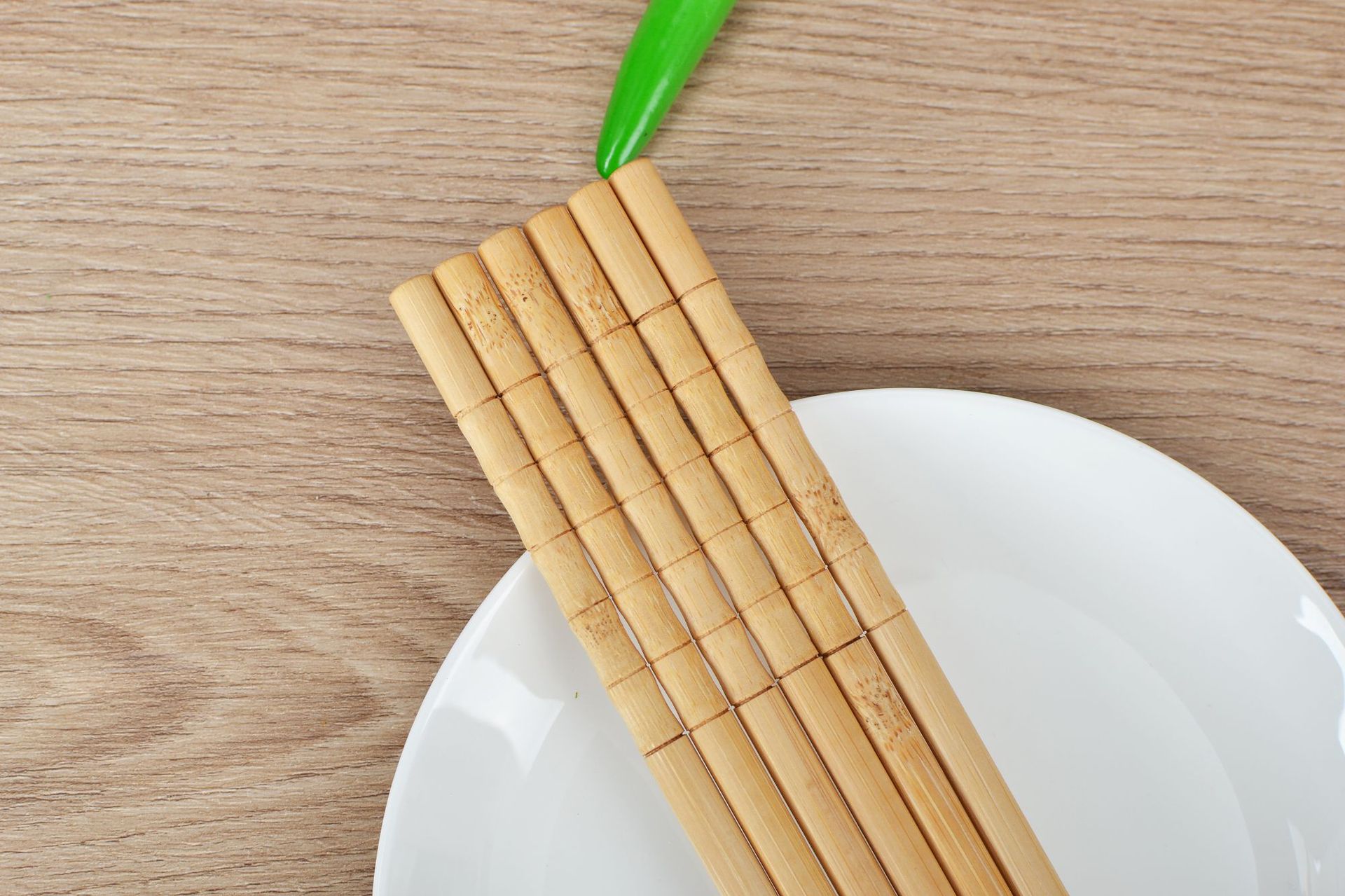 一次性碳化竹筷子家用10双装火锅筷年年有余雕刻竹筷餐饮竹筷批发详情6