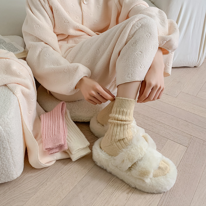 Calcetines de lana de mujer otoño invierno medio tubo más peludo y engrosado caliente sistema de día color sólido tira gruesa invierno cachemir pila de calcetines pic 2