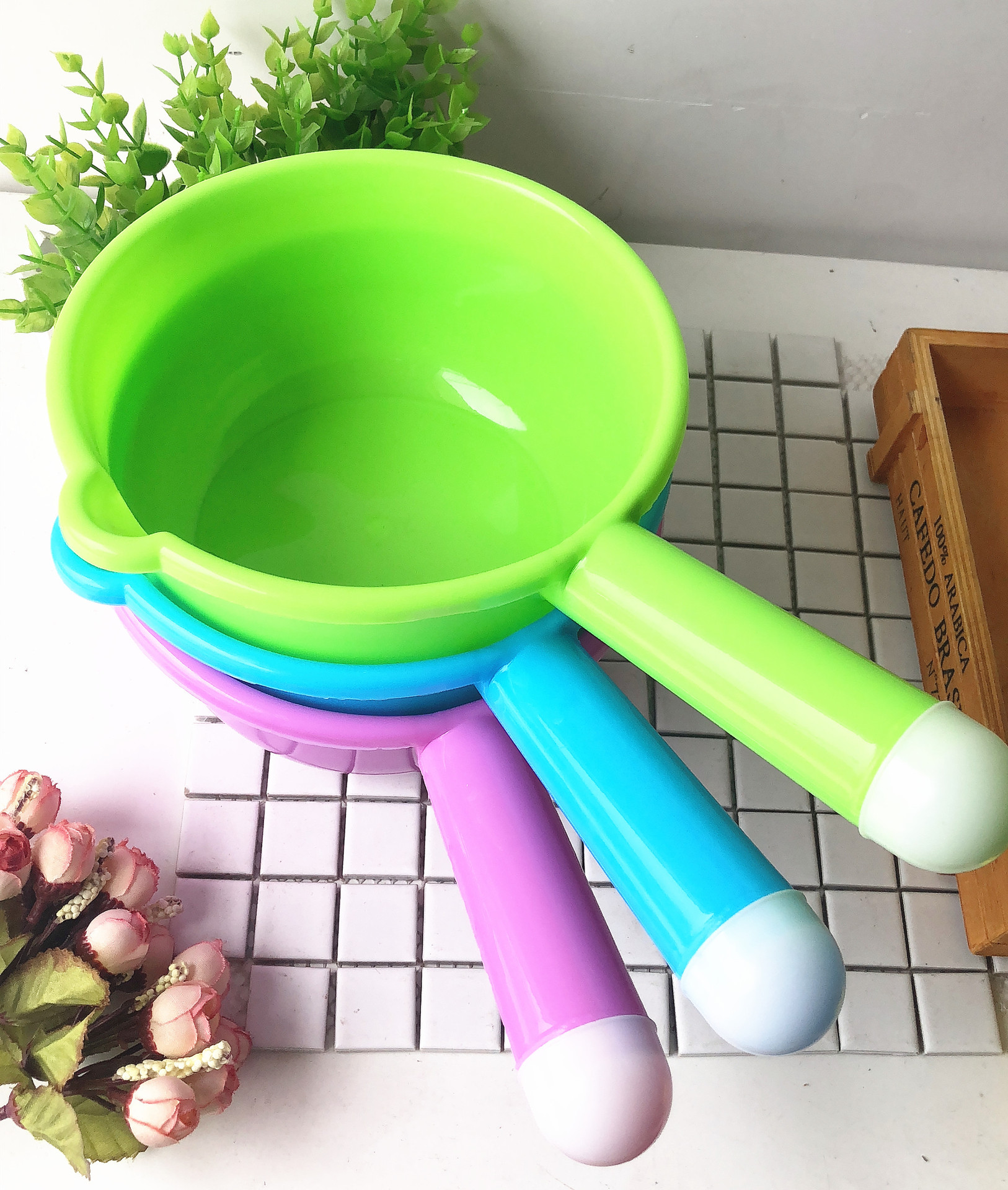 Colorful pointed spout water spoon, enlarged and thickened plastic long-handled water spoon, kitchen household, 2-yuan store supply, daily necessities pic 3