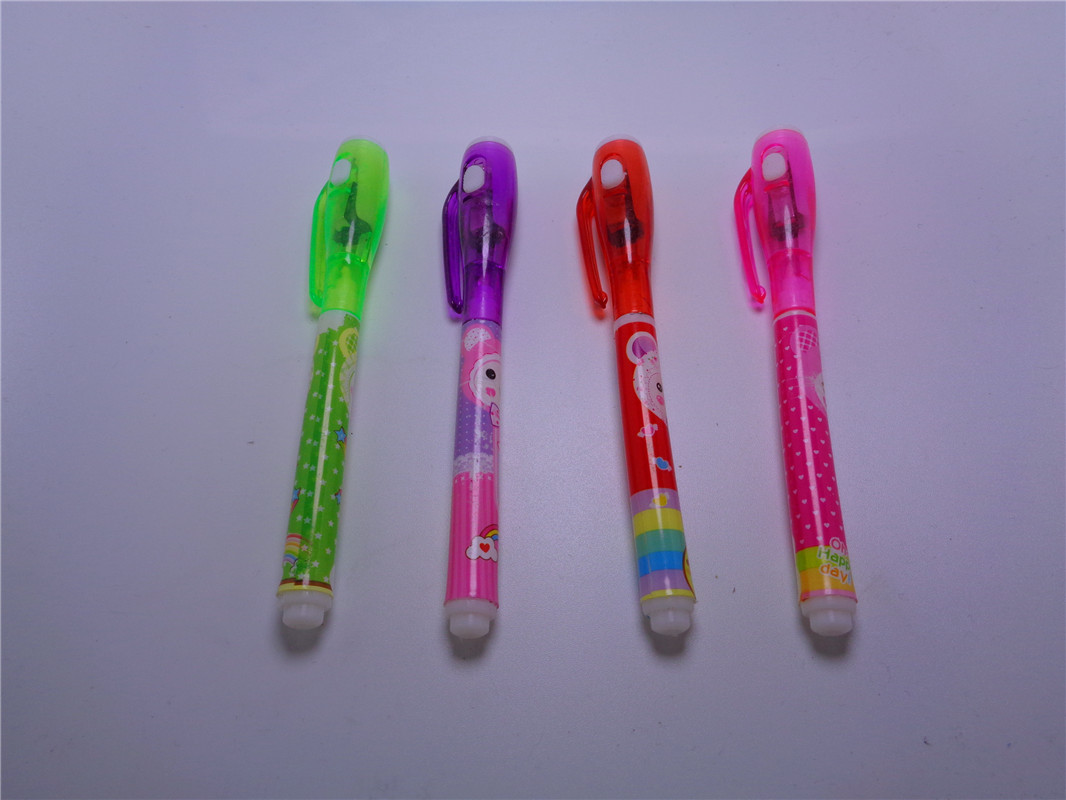 The popular light-emitting plastic toys, the seven-color interfinger light-emitting gyroscope pen and the mini student gift pen, are selling well at the street stall pic 7