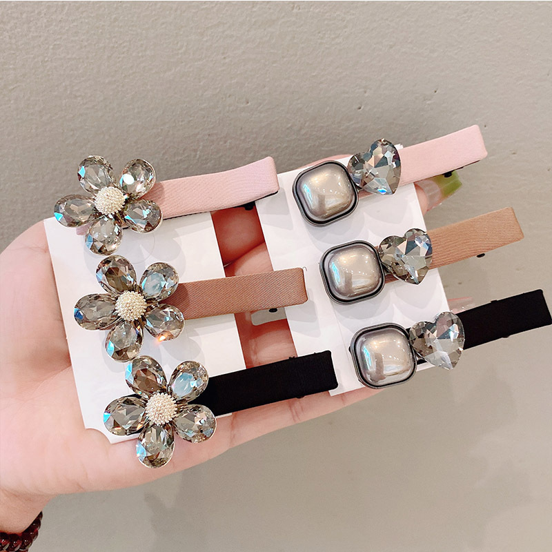 Black rhinestone velvet bangs clip with a high-end look, side clip with a duckbill clip and a small Chanel style, pearl rhinestone hair clip at the back of the head pic 1