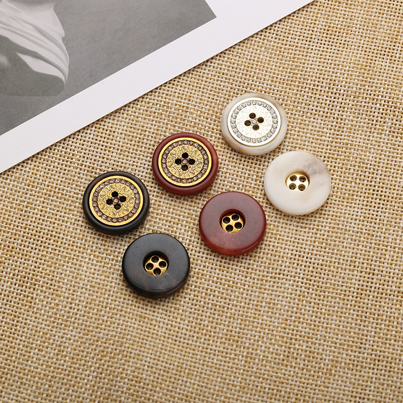 Four-eye metal with resin buttons and diamond-encrusted fine round suit button pattern flat jewelry in stock wholesale pic 1