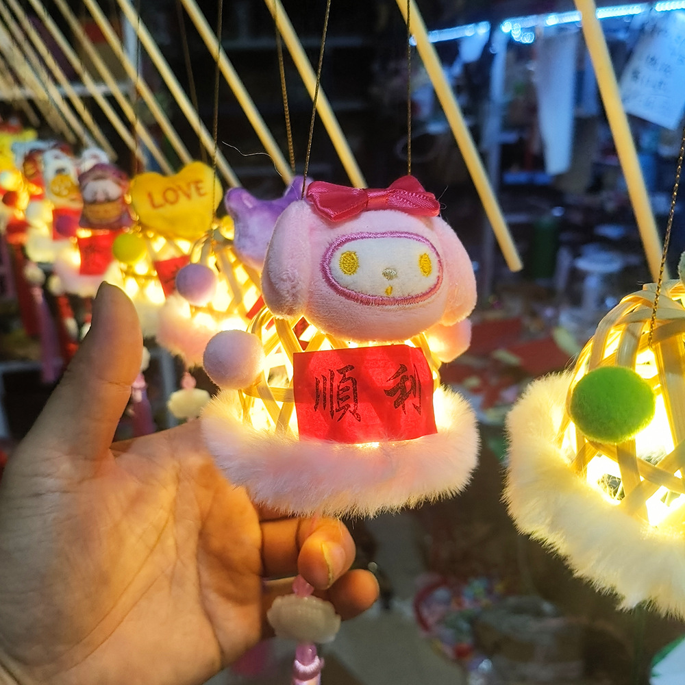 Lantern stalls with ancient-style plush toys and bamboo weaving that glow are also popular tourist attractions. Hand-held lanterns, Mid-Autumn Festival small lanterns, Mid-Autumn Festival little rabbits, and small maneki Neko pendants pic 10