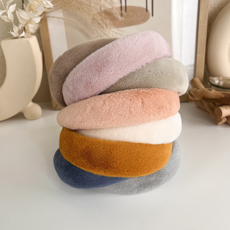 The Korean autumn and winter plush texture sponge thickened hair band has a simple and ladylike style. When washing your face, it can press down the hair and create a fluffy hair band for women pic 5