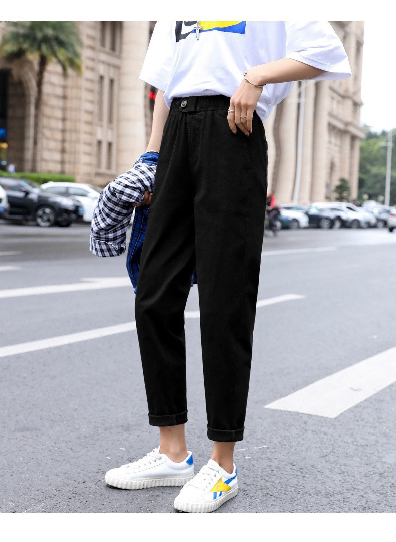 For the 2021 autumn and winter season, wearing black velvet pencil pants with leggings over them makes women look slimmer. Elastic skinny pants for women in larger sizes pic 31
