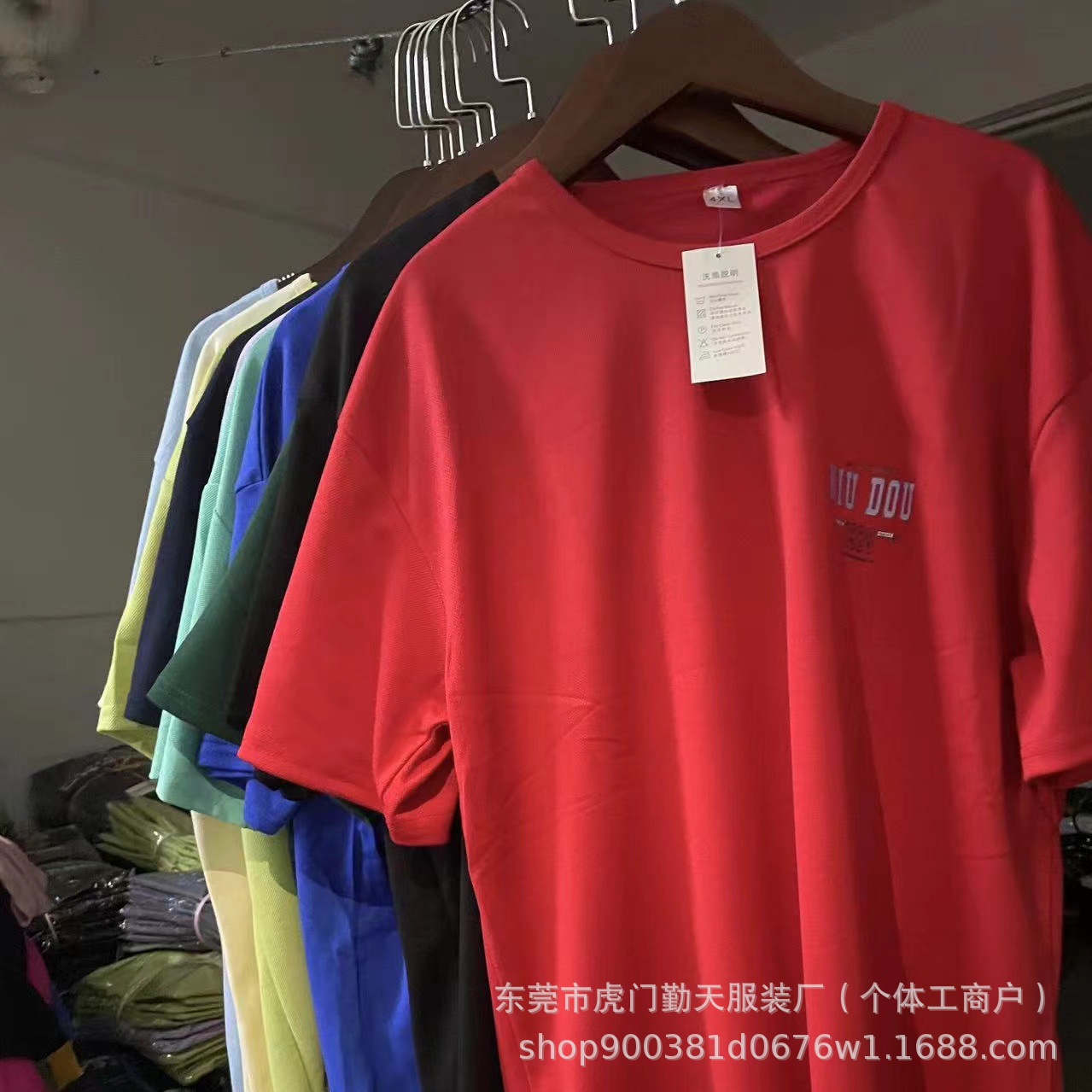 والقمصان القطنية (T-shiri)، التي بدأ العمل بها في عام 2024، قمصان ذات رقع حمراء مخففة من اللون الأحمر من أجل حملة المد والجزر pic 9