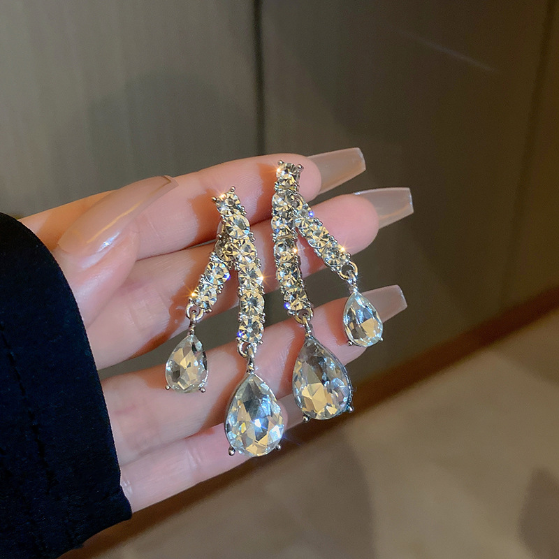 Silver needle diamond-encrusted heart-shaped flower earrings, European and American fashion style, square stud earrings, niche commuting new earrings wholesale pic 16