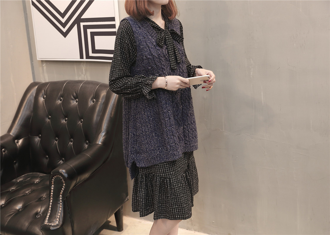 A new and stylish spring outfit for plus-size women, featuring a loose sweater, tank top and skirt that accentuates your figure pic 13