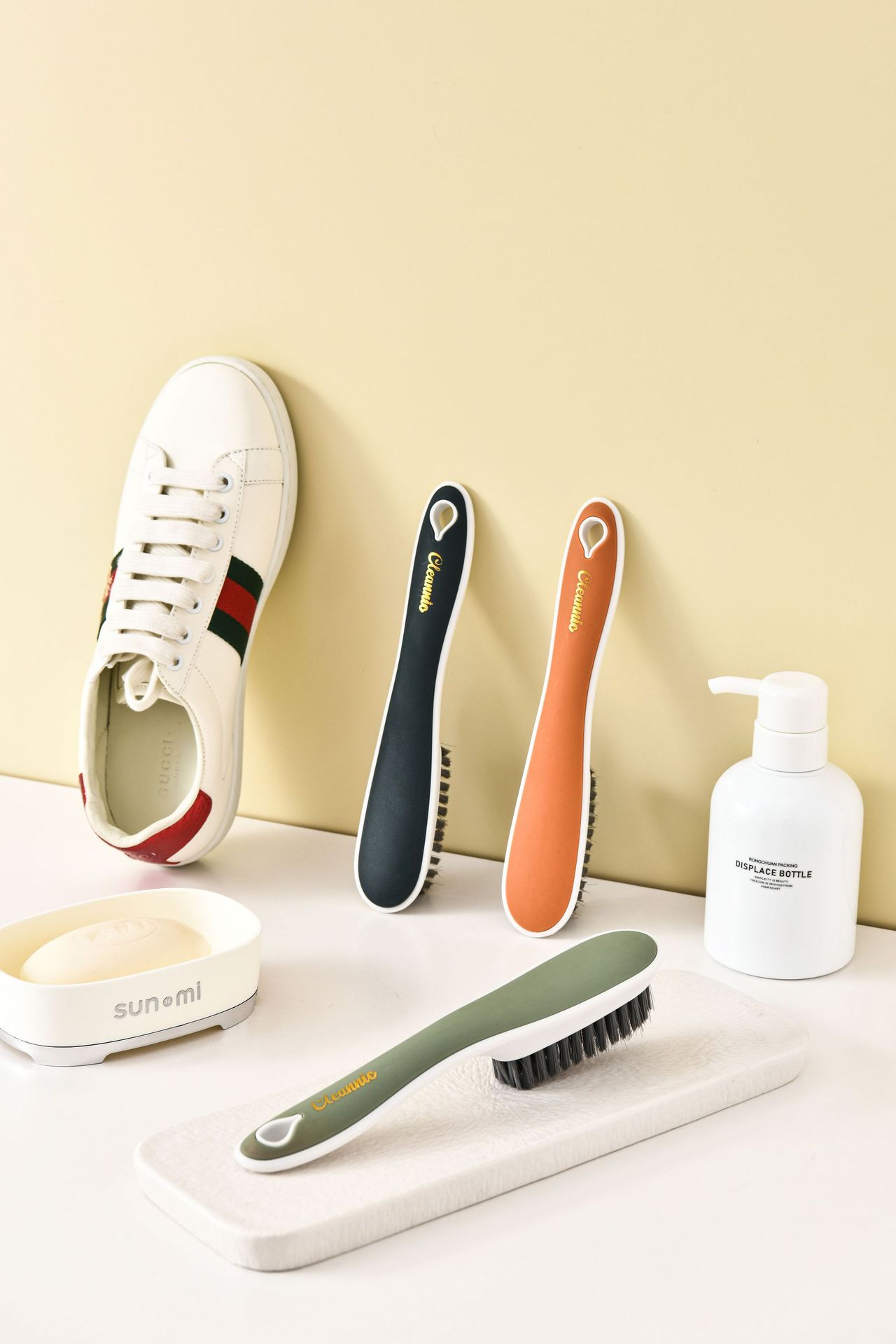 Wholesale household long-handled shoe brushes, hanging plastic shoe cleaning brushes, multi-functional light luxury shoe brushes that do not damage shoes, soft bristle brushes pic 2