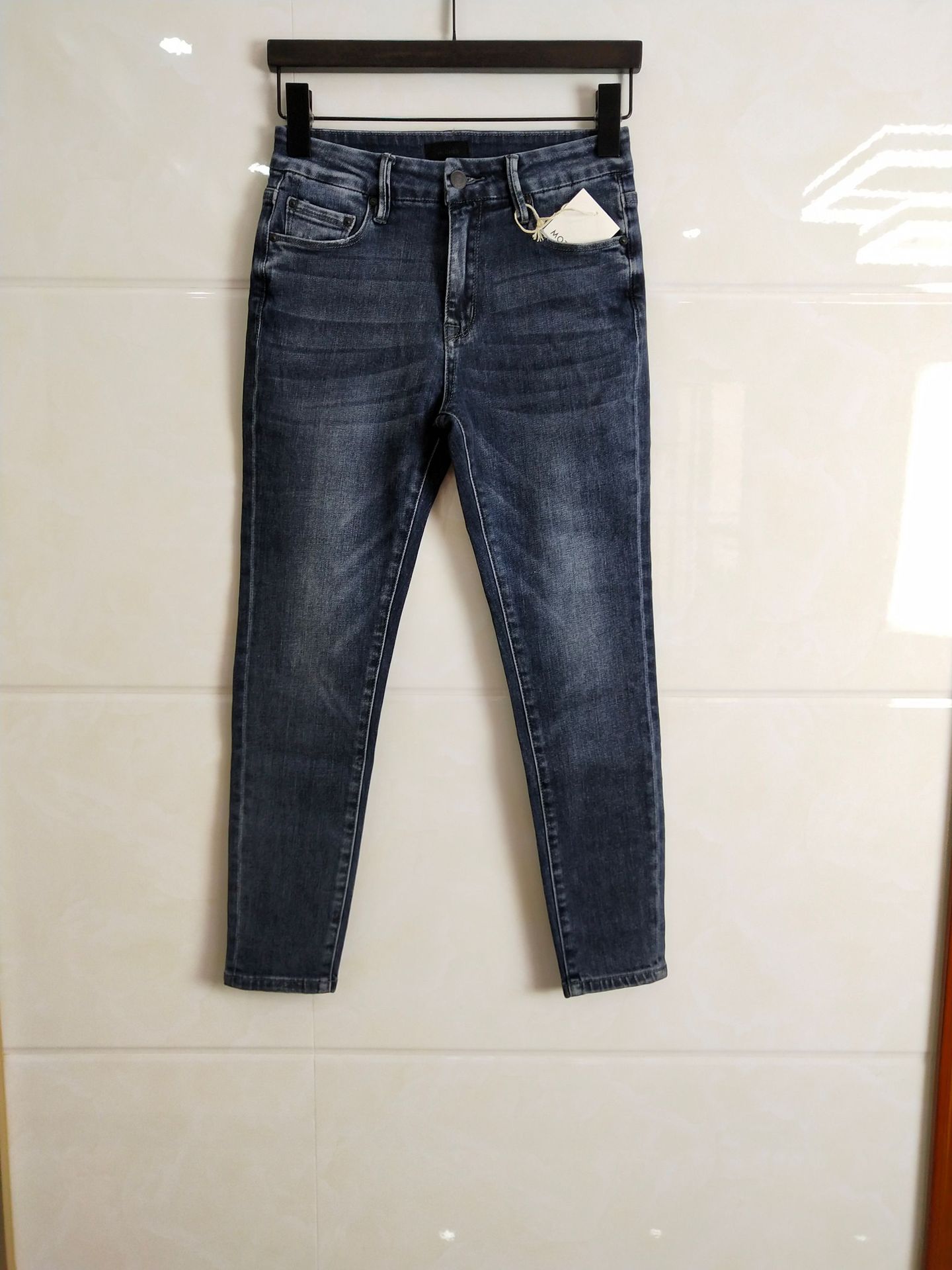 The new Mother high-waisted 9-inch high-elasticity skinny jeans, which are the same style as those worn by European and American bloggers, can lift the buttocks and make you look slimmer. Korean style jeans for women pic 27