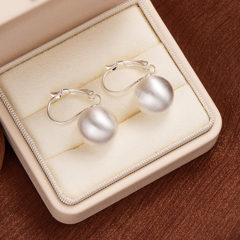 French matte brushed round earrings with a high-end touch and a cold, elegant style. The wind matte ear buckles are light luxury, fashionable and versatile earrings pic 5