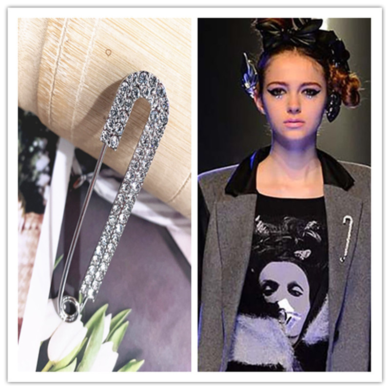 The waist of the trousers has been shortened and tightened. A new anti-glare buckle pin is available to secure clothes. It is a brooch and a brooch accessory pic 9