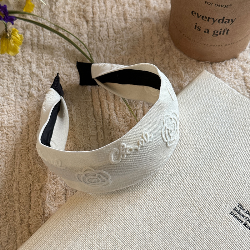 The gentle chanel-style wide-brimmed hair band exudes a feminine charm. The high top of the head is suitable for washing the face and pressing the hair. It is a versatile and high-end hair accessory for going out pic 17