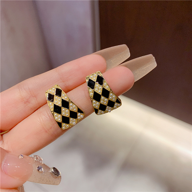 S925银针韩国法式复古黑白棋盘格几何珍珠个性气质高级设计感耳钉详情4