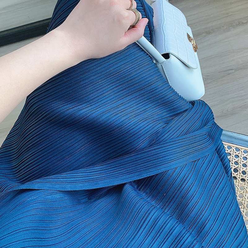 A mid-length sleeveless pleated dress for women, a new summer style by Miyake. This irregularly pieced A-line base dress is stylish pic 51