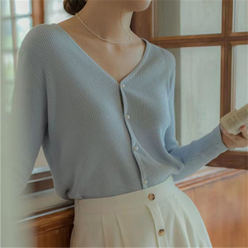 The new 2022 cardigan for women, Korean autumn style, pearl buckle V-neck knitted sweater, gentle style, versatile short sweater coat pic 17