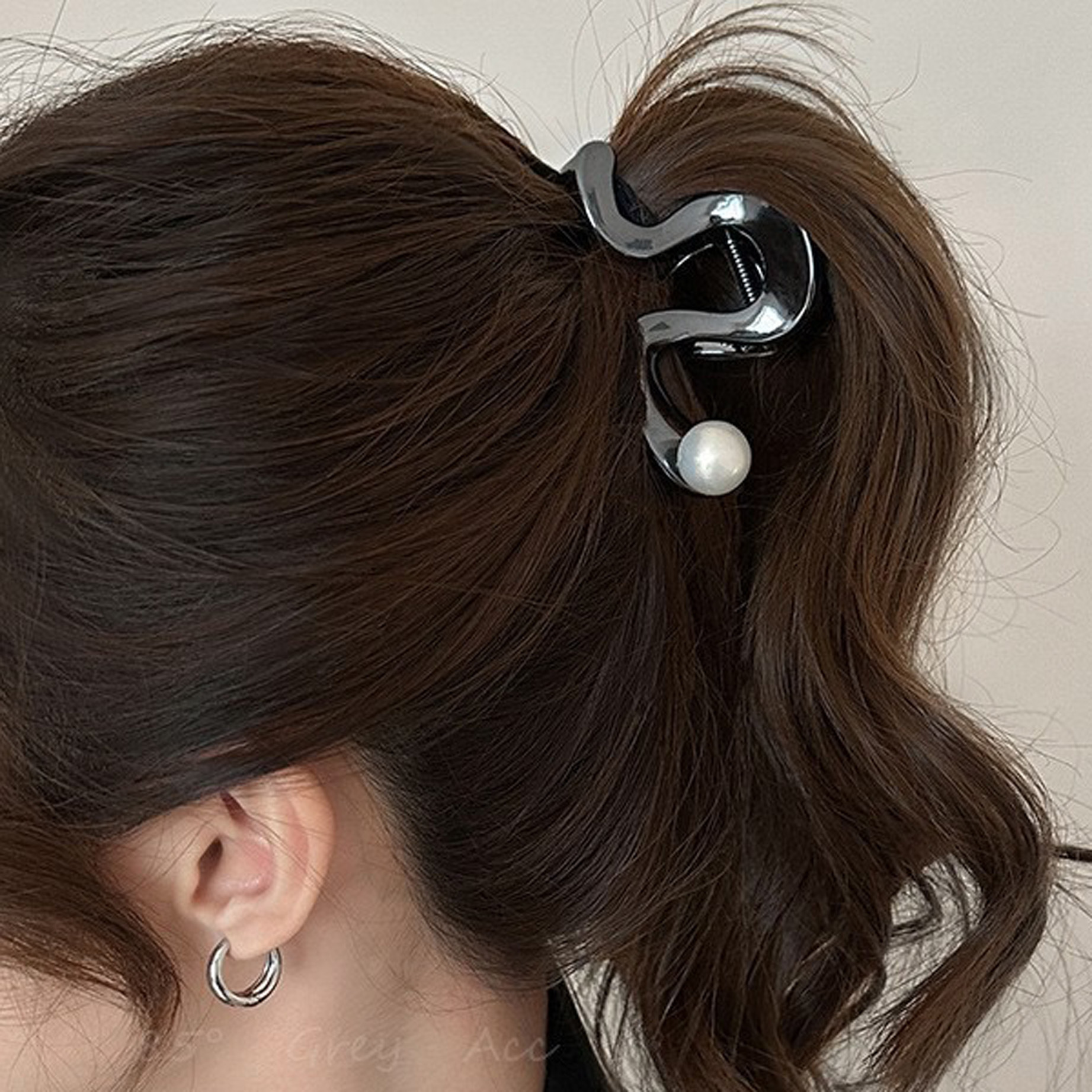 The 2025 National Trend series hairpins feature a niche design with geometric leopard print pearl hairpins, exuding a feminine and high-end charm. They are medium-sized semi-clip headwear pic 1