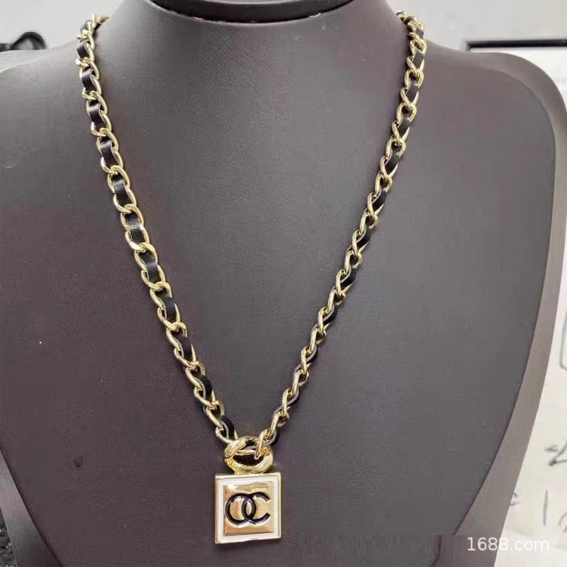 小香项链女新款香奶奶高版本跨锁骨链境复古双C珍珠毛衣链厂家直详情9