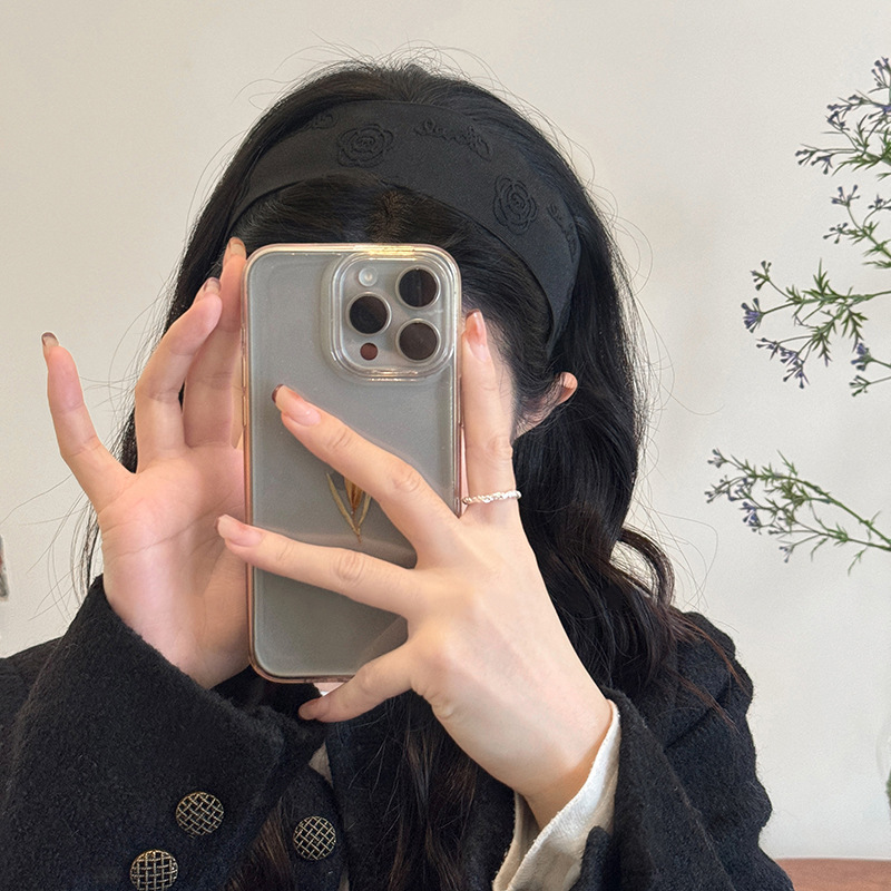 The gentle chanel-style wide-brimmed hair band exudes a feminine charm. The high top of the head is suitable for washing the face and pressing the hair. It is a versatile and high-end hair accessory for going out pic 12