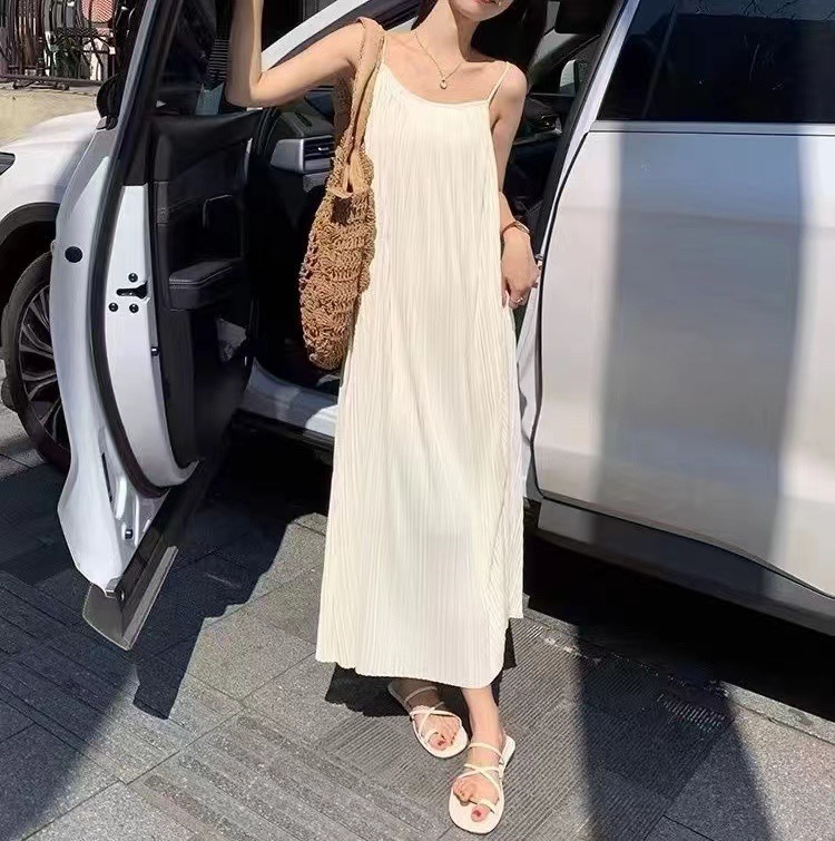 Pleated halter dress for women in summer 2024, a high-end, elegant and slimming dress, loose French light luxury solid color long dress pic 3
