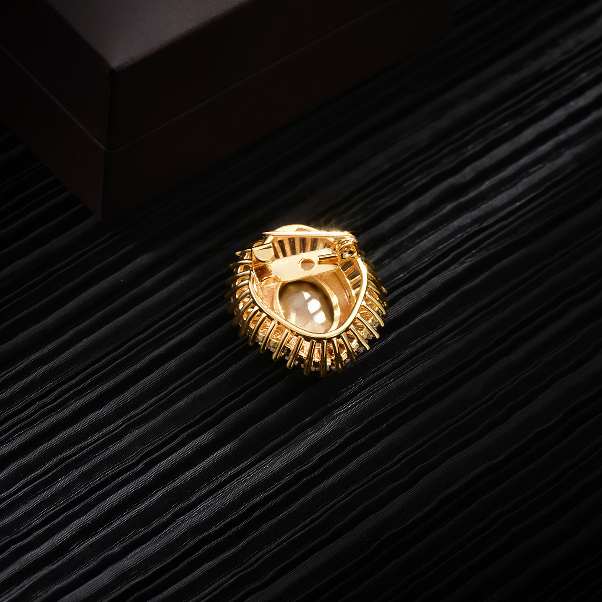 胸针太阳花圆形蝴蝶小胸针优雅气质韩版时尚领针收腰装饰防走光扣详情14