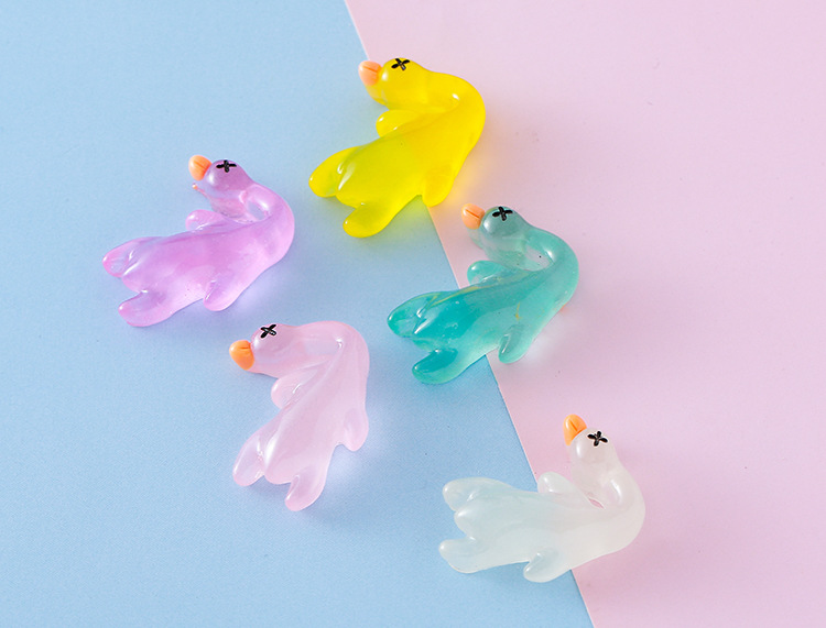 新款树脂夜光迷你鸭钥匙扣书包小挂件车内装饰品创意摆件饰品批发详情9