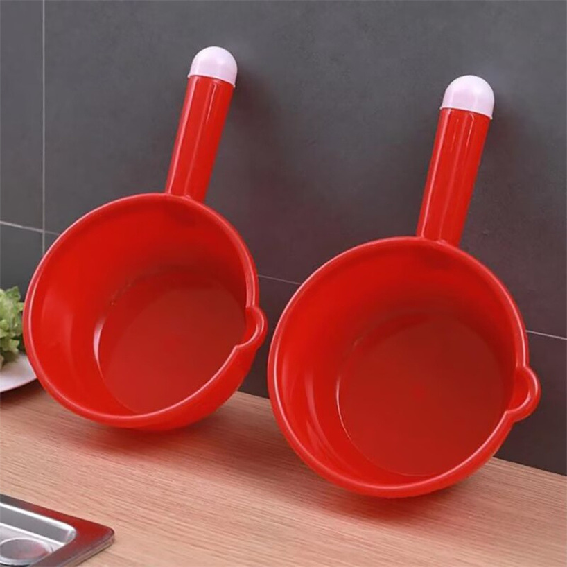 Large red water ladle thickened ladle with handle drifting water ladle long handle 水舀子 with mouth ladle water bowl two yuan wholesale pic 3